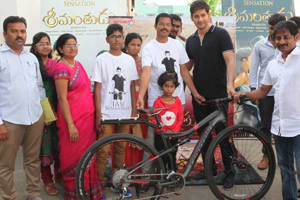 ‘శ్రీమంతుడు’ సైకిల్‌ను విజేతకు అందించిన సూపర్‌స్టార్‌ మహేష్‌
