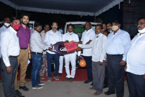 కర్నూలు మున్సిపాలిటీ కి ఏడు లక్షల విలువ చేసే పారిశుధ్య వాహనం విరాళం