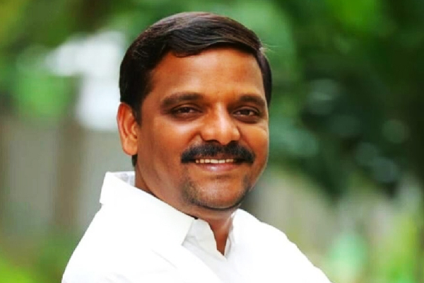 తీన్మార్ మల్లన్నపై కవిత అనుచరుల దాడి – గాల్లోకి కాల్పులు !