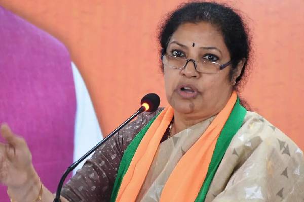 క్రెడిట్ కార్డు వాడేవాళ్లంతా పురందేశ్వరికి ధ్యాంక్స్ చెప్పాల్సిందే!