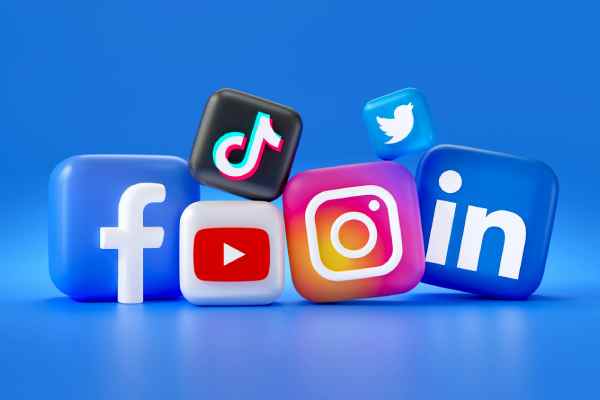 దేవుడే ఇచ్చాడు సోషల్ మీడియా ఒక్కటి – పని లేనోళ్లకి !