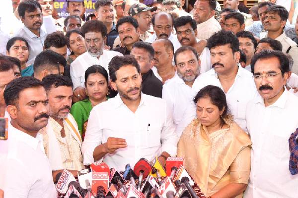 మురళీ నాయక్ కుటుంబానికి పరామర్శ – ప్చ్.. జగన్ ఇంకా మారలేదు !