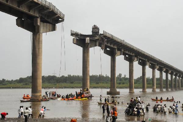 గుజరాత్‌లో వంతెన కూలి పది మంది దుర్మరణం