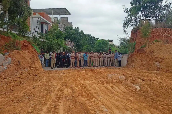 హైడ్రా వర్సెస్ ప్రణీత్ గేటెడ్ కమ్యూనిటీ