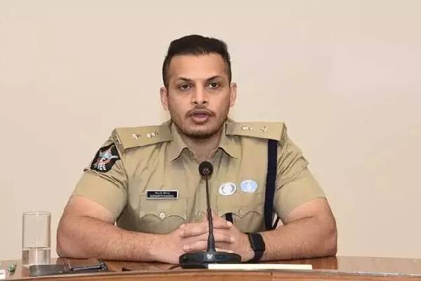 వైసీపీ వాడకానికి చెక్ పెట్టిన సిద్దార్థ కౌశల్