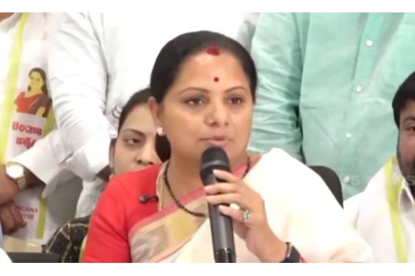 కేసీఆర్ ఏం తిన్నారో కూడా రేవంత్‌కు సంతోష్ సమాచారం ఇస్తాడు: కవిత