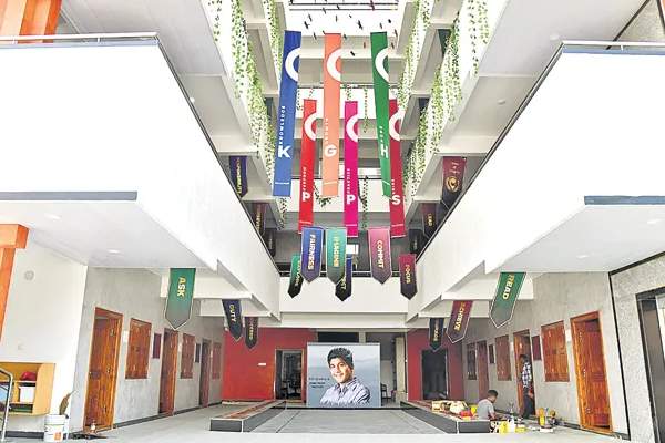 రూ.8 కోట్ల సొంత డబ్బుతో ప్రభుత్వ స్కూల్ నిర్మించిన  కోమటిరెడ్డి