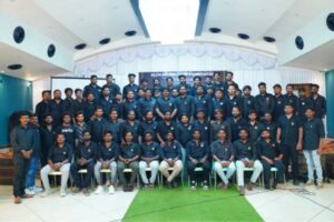 ఫ్యాన్స్‌కి డ్ర‌స్ కోడ్‌.. కొత్త ట్రెండ్