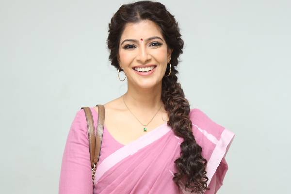 వరలక్ష్మి.. ఘటికురాలే