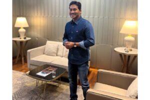 గత లండన్ ట్రిప్‌లోనూ అదే డ్రెస్ – ఇప్పుడెందుకు ఎలివేషన్ ?