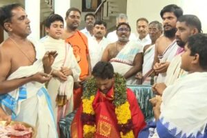 జగన్ ఆలయానికే వెళ్లొచ్చుగా..పూజారుల్ని పిలిపించుకోవడం ఎందుకు !?