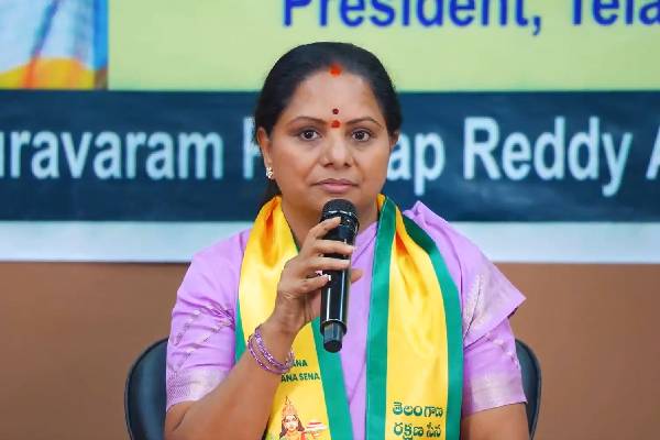 నాన్న KCRతో ఇష్యూస్ లేవు.. బీఆర్ఎస్ ప్రెసిడెంట్‌ కేసీఆర్‌తోనే : కవిత