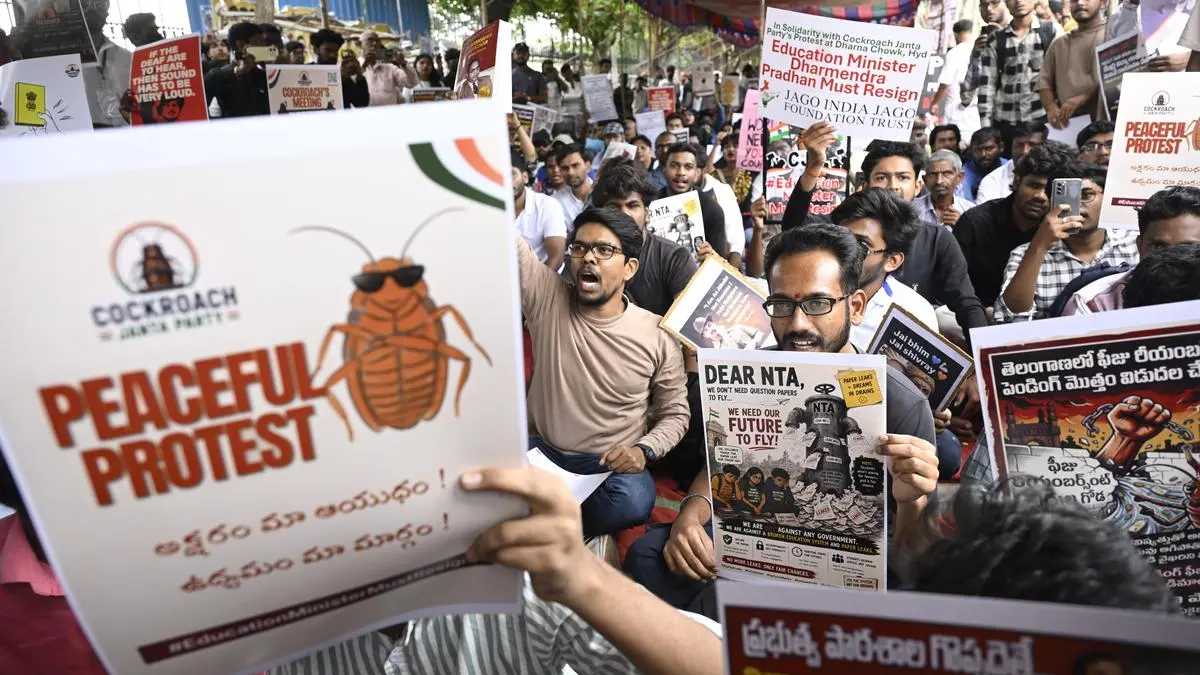‘కాక్రోచ్’ ఉద్యమాన్ని హైజాక్ చేసిన బ్లాక్ మెయిల్ గ్యాంగ్!