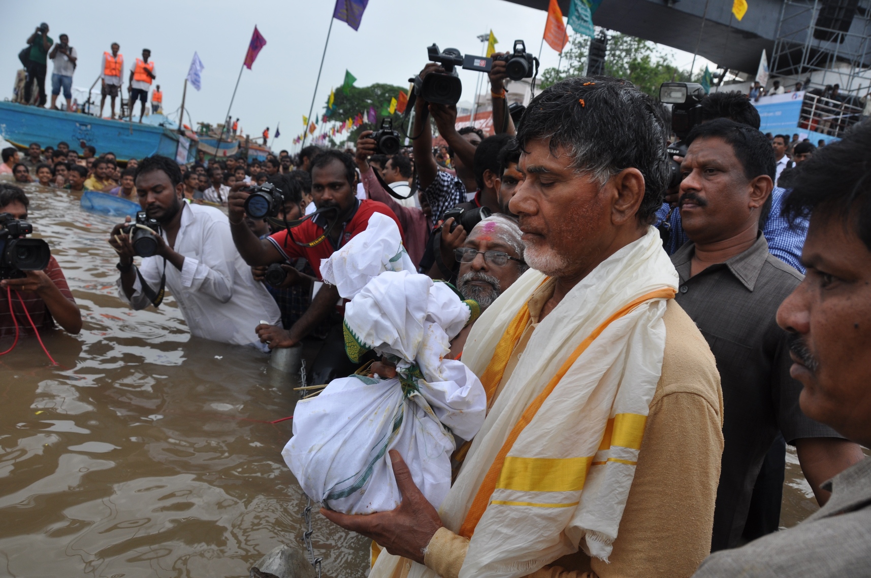 Why was the main pushkar ghat closed for two and half hours?