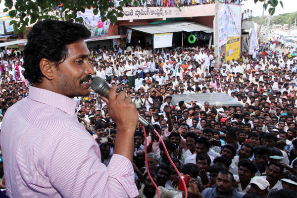 Jagan exhorts students to fight for special status