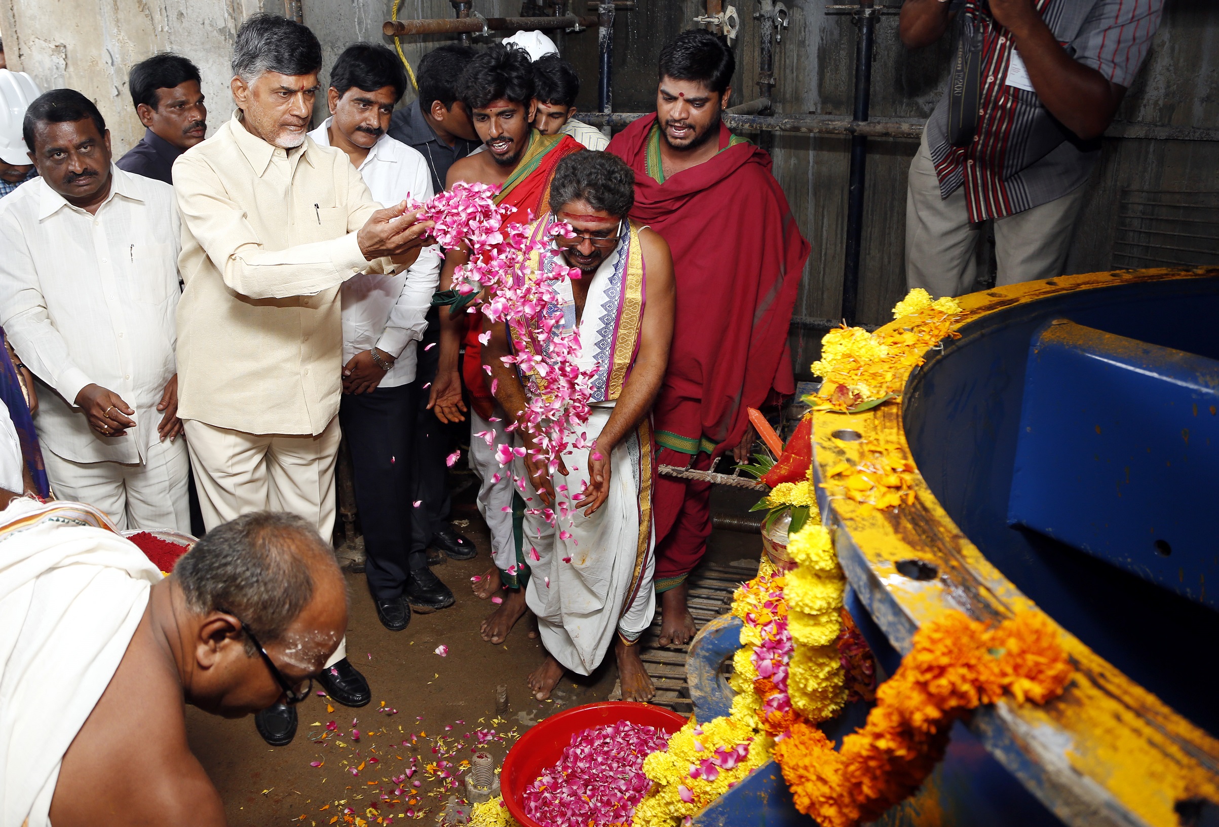 CM Naidu links Godavari with Krishna