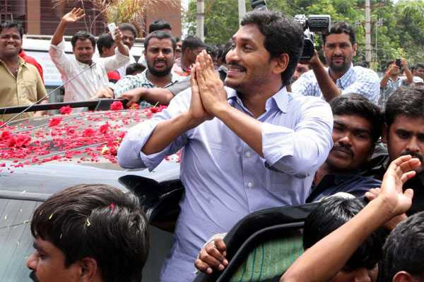 Jagan asks Bandar ryots not to cede lands to Naidu