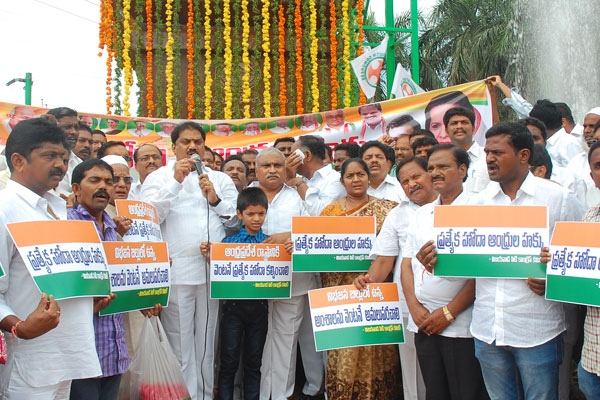 Congress organizes Satyagraha across AP for SCS