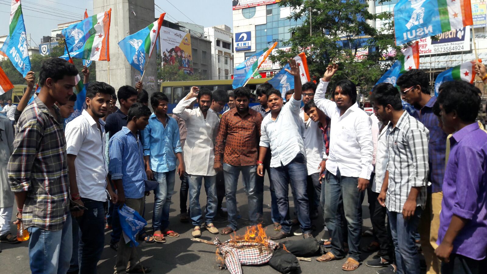 Students burn  Gadkari effigy in Hyderabad