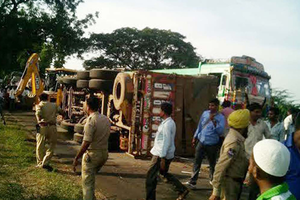 10 die in bus-truck collision near Nalgonda