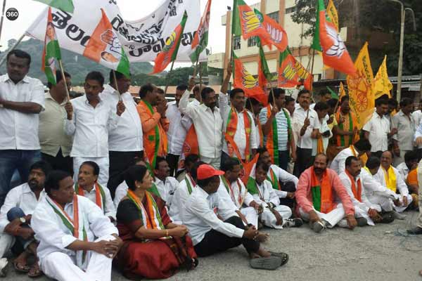 TS Bandh: Lukewarm in Hyd, partial in districts