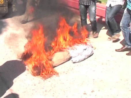 Youth burn the effigy of KCR in Hyderabad