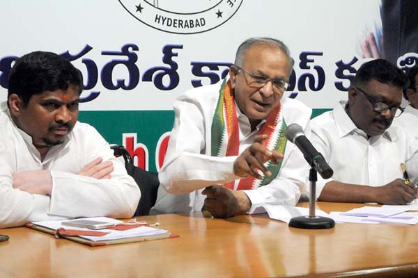 Jaipal Reddy calls KCR a ‘casino gambler’