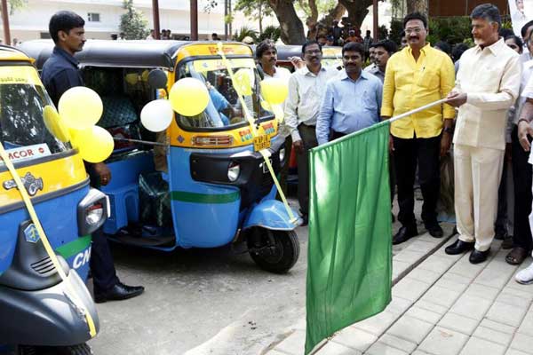 Naidu flags off she-autos in Vijayawada