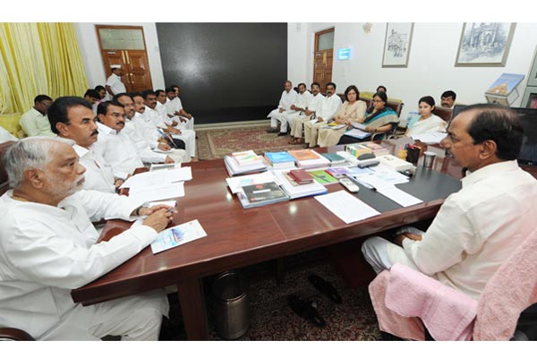 KCR to meet party leaders on new districts