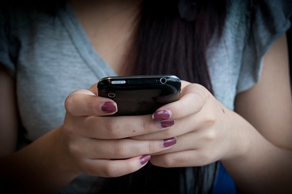 Women prefer smartphones to their spouses: Study
