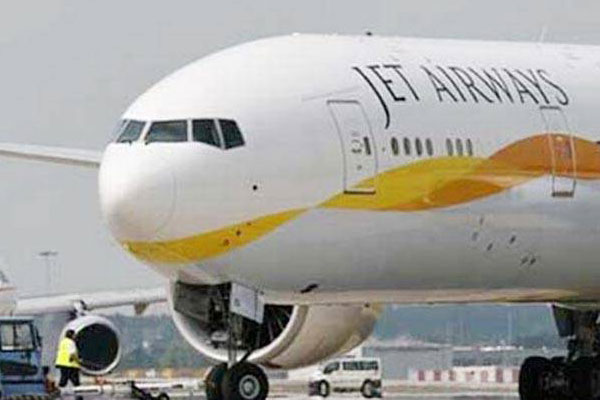 Indian aircraft makes emergency landing at Karachi