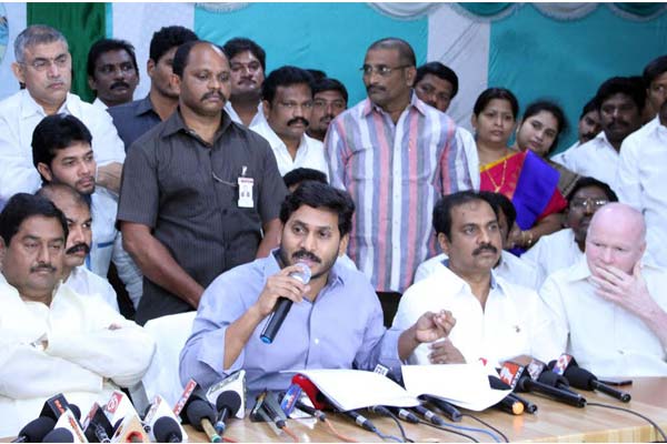 Jagan too joins chorus, seeks to postpone demonetisation