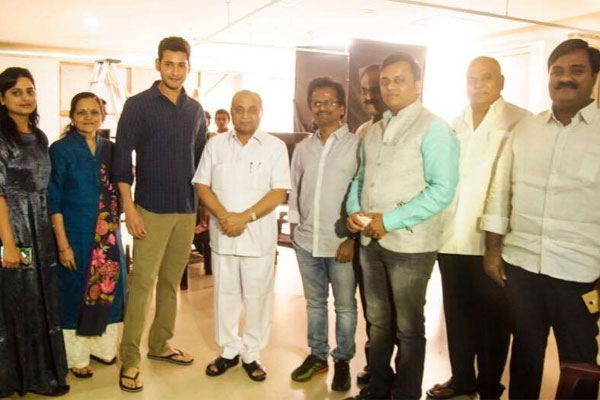 Gujarat CM Meets Mahesh, Nitinbhai Patel on sets of mahesh babu Murugadoss movie, Nitinbhai Patel meets mahesh babu