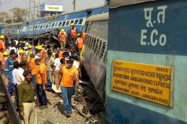 NIA visits train derailment site, toll is 41