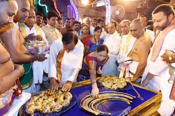 Telangana CM fulfils Rs 5 crore vow at Tirumala temple, KCR's at Tirumala Temple