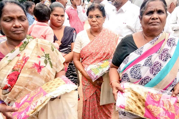 Women went ire on TS Govt, make bonfire of Bathukamma sarees