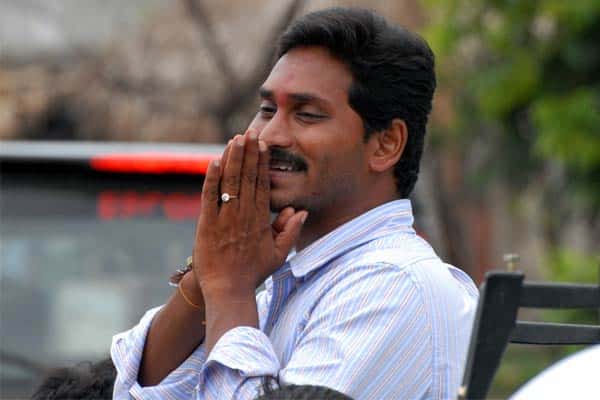 Jagan changes the tune to YSR Kutumbam from Anna Vastunnadu