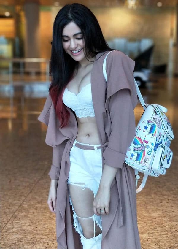 Pic Talk – Hottie Alert At The Airport