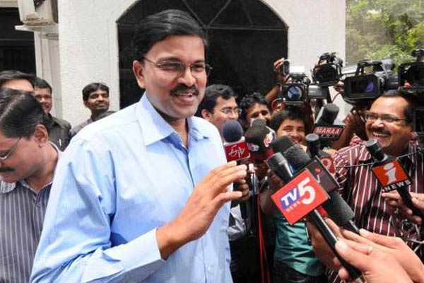 Jagan seeks 6months exemption, Laxminarayana refuses to speak on DA case