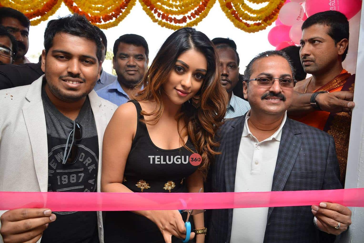 Anu Emmanuel launch B New Mobile store at Yemmiganur