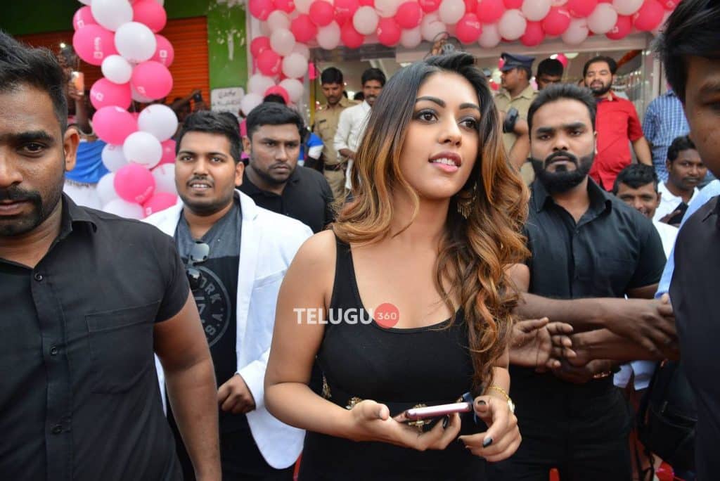 Anu Emmanuel launch B New Mobile store at Yemmiganur