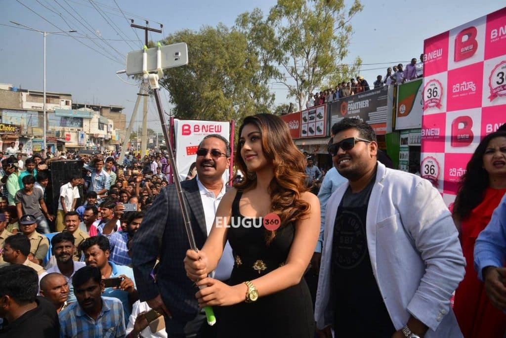 Anu Emmanuel launch B New Mobile store at Yemmiganur