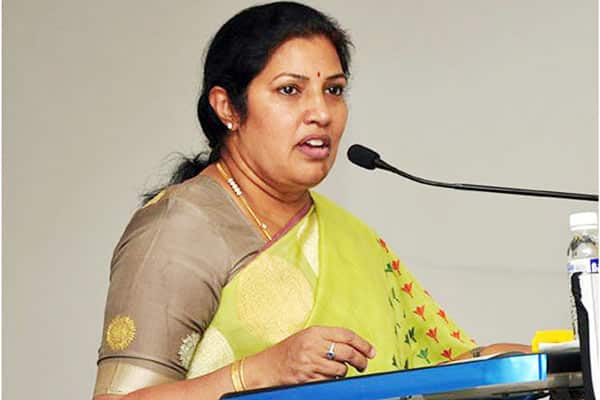 Purandeswari ignores Jagan, to continue in BJP