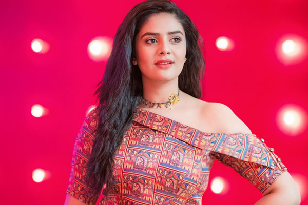 Sreemukhi charges a bomb for Bigg Boss 3