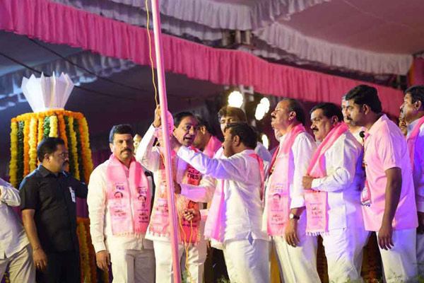 TRS leaders donate Rs 20.41 crores for party fund!