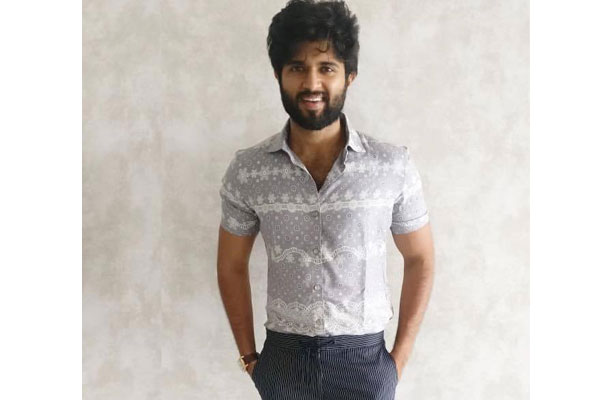 Vijay Devarakonda turns a helping hand for Kerala Flood Victims