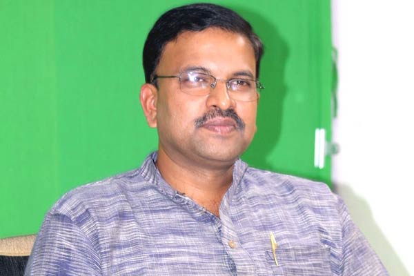 JD Laksminarayana pledges loyalty to Senani