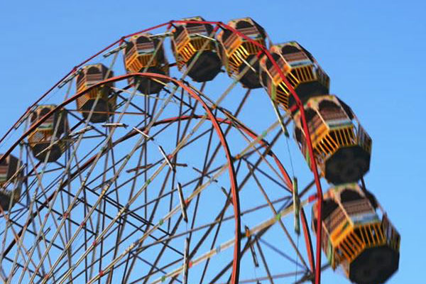 Girl dies as giant wheel crashes in Andhra