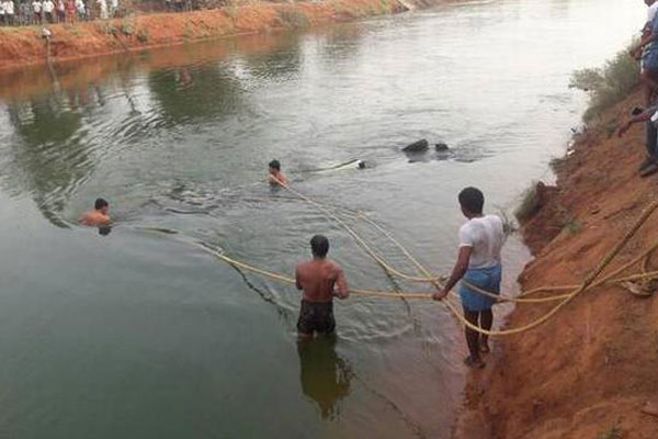 15 killed as tractor falls in Telangana canal