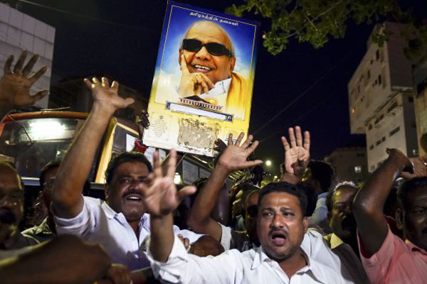 Nation pays homage to Karunanidhi amid legal battle